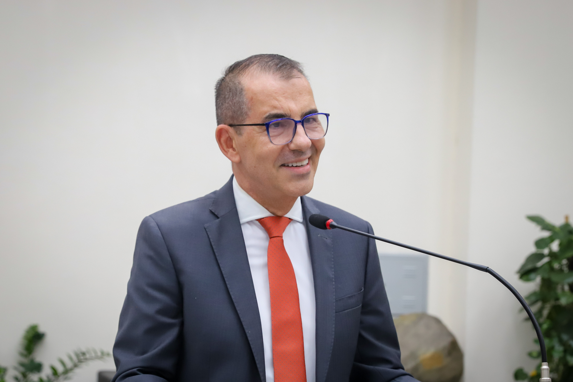 "O servidor Adlei Cristian fala ao microfone"