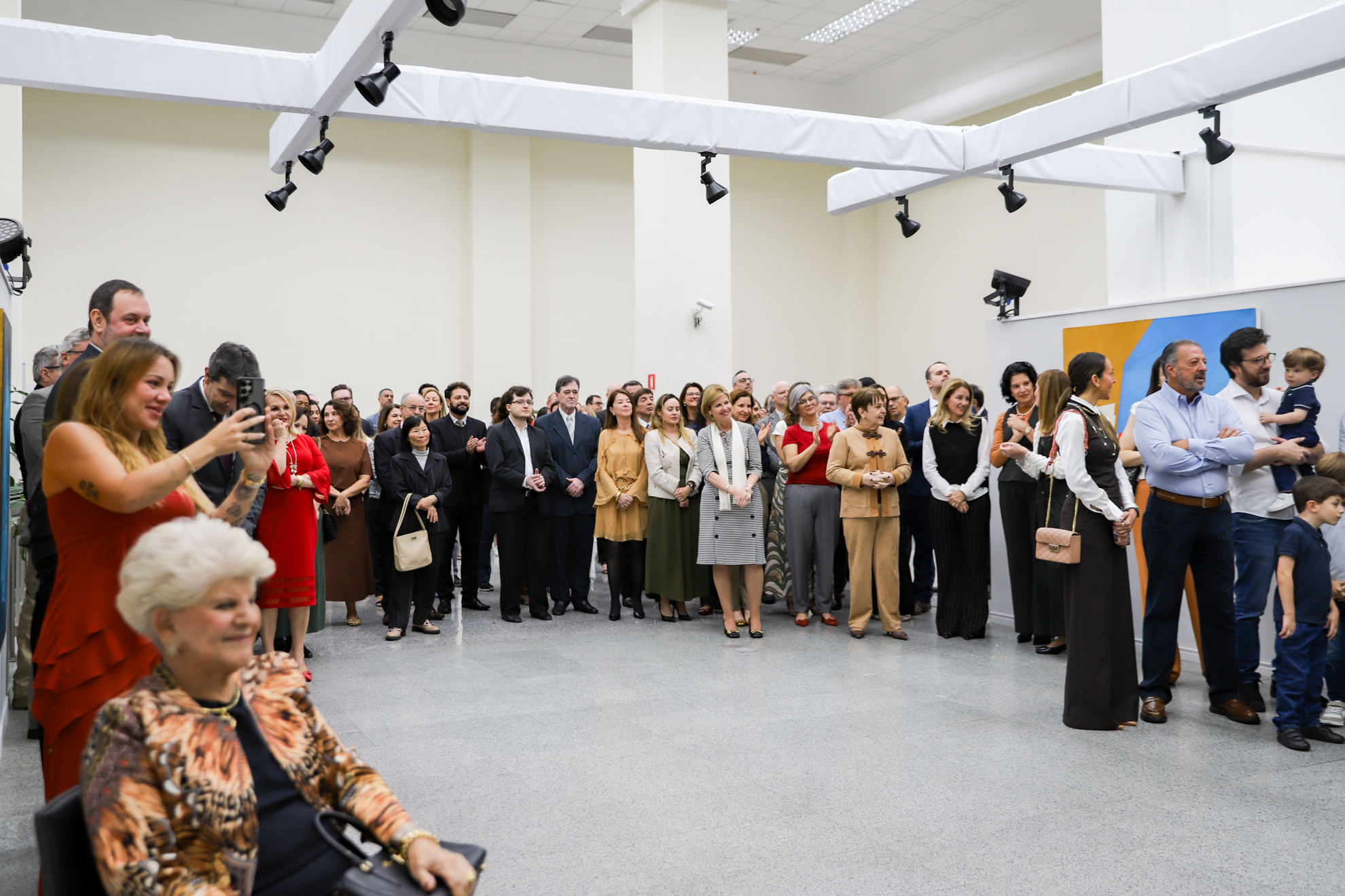 "Público acompanha a inauguração da galeria"