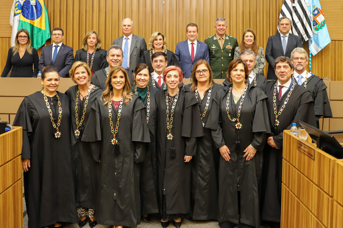 "No plenário: foto recente dos desembargadores de toga empossados a partir da Lei 15.096/2025, com Dra. Ana Paula na mesa alta e demais autoridades"