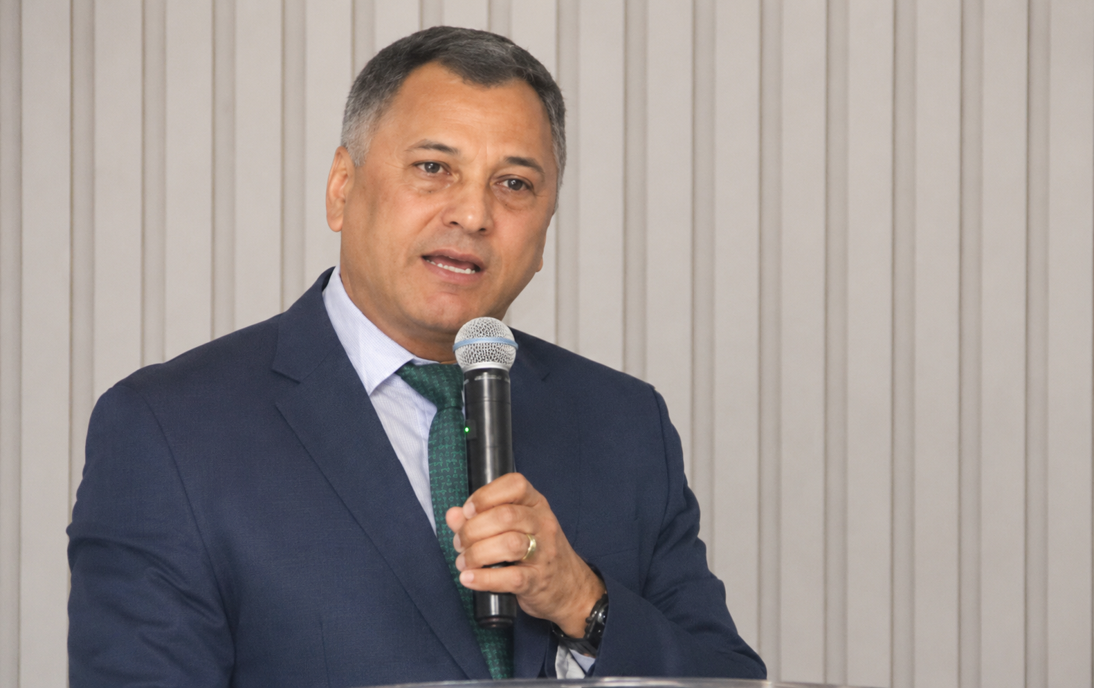 "O desembargador Sérgio fala ao microfone"