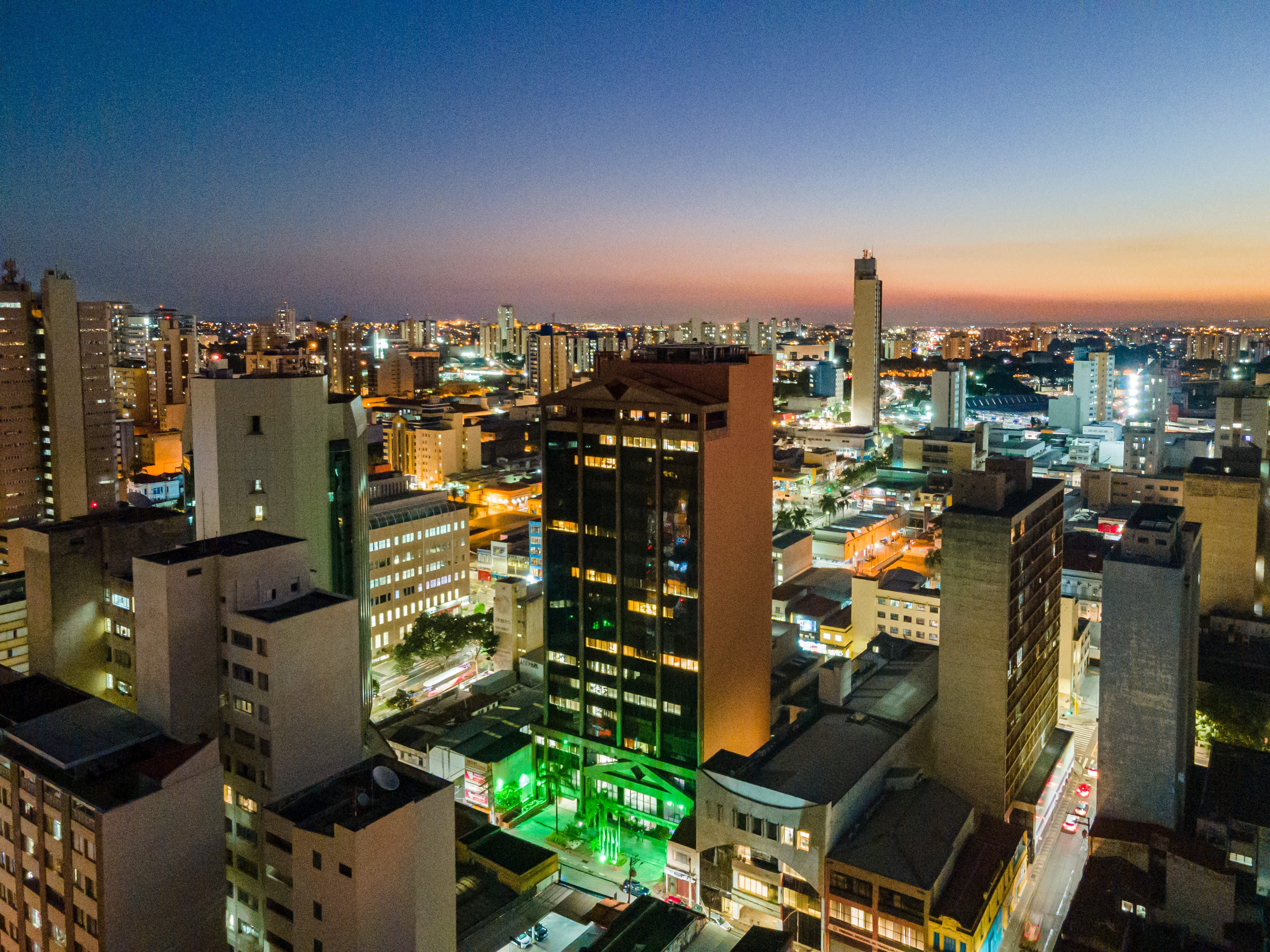 "Foto panorâmica do centro de Campinas com destaque para o prédio do TRT-15"