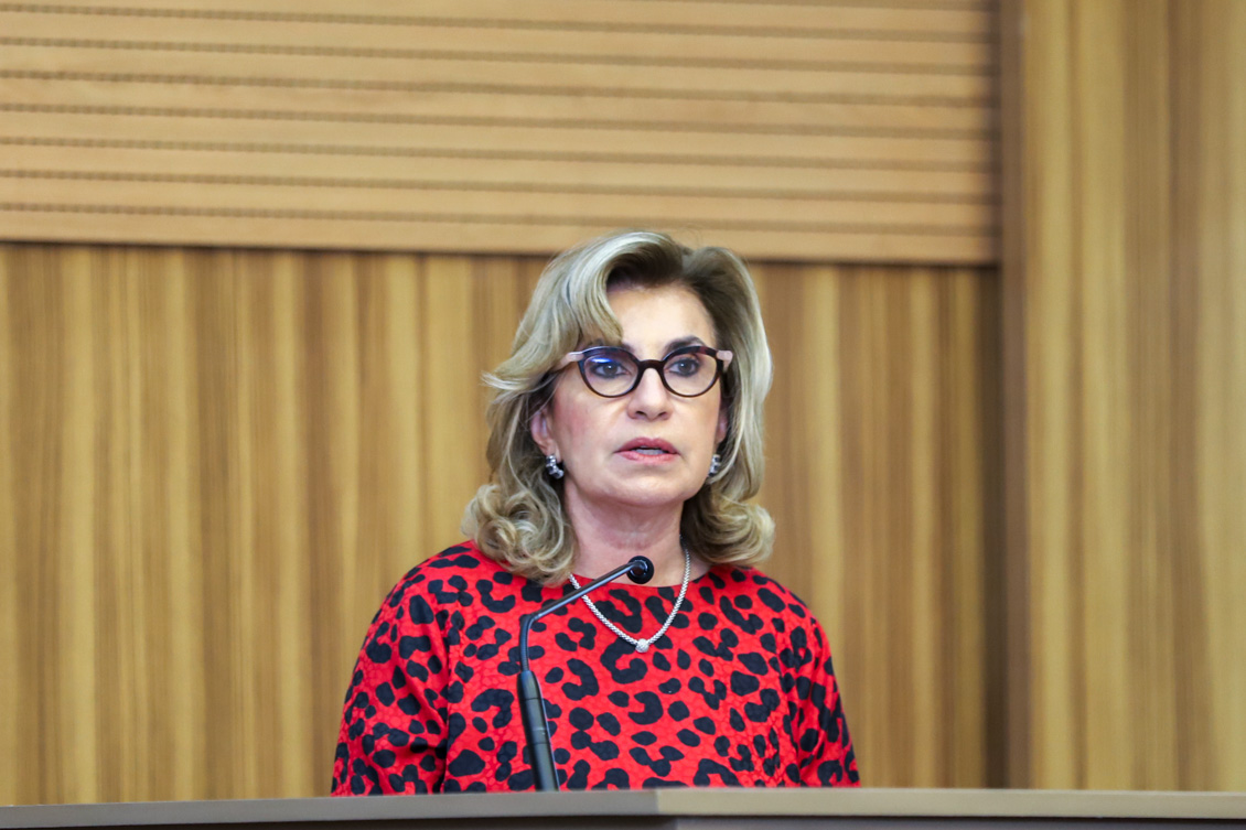 "Dra. Ana Paula está no púlpito, falando ao microfone"