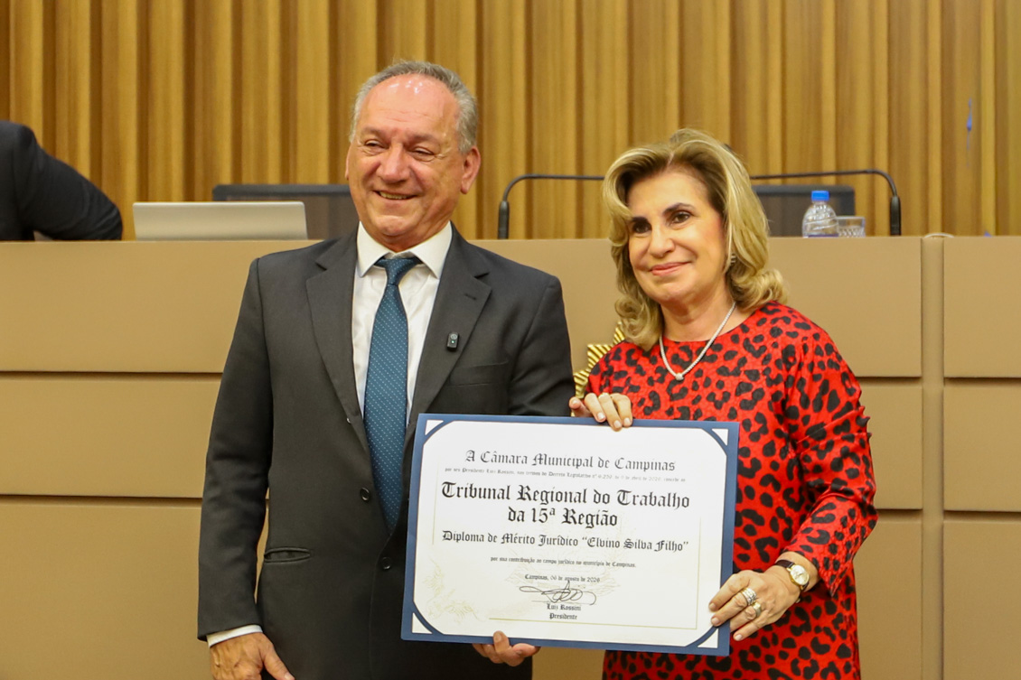 "Vereador Rossini e a Dra. Ana Paula, com o diploma nas mãos"