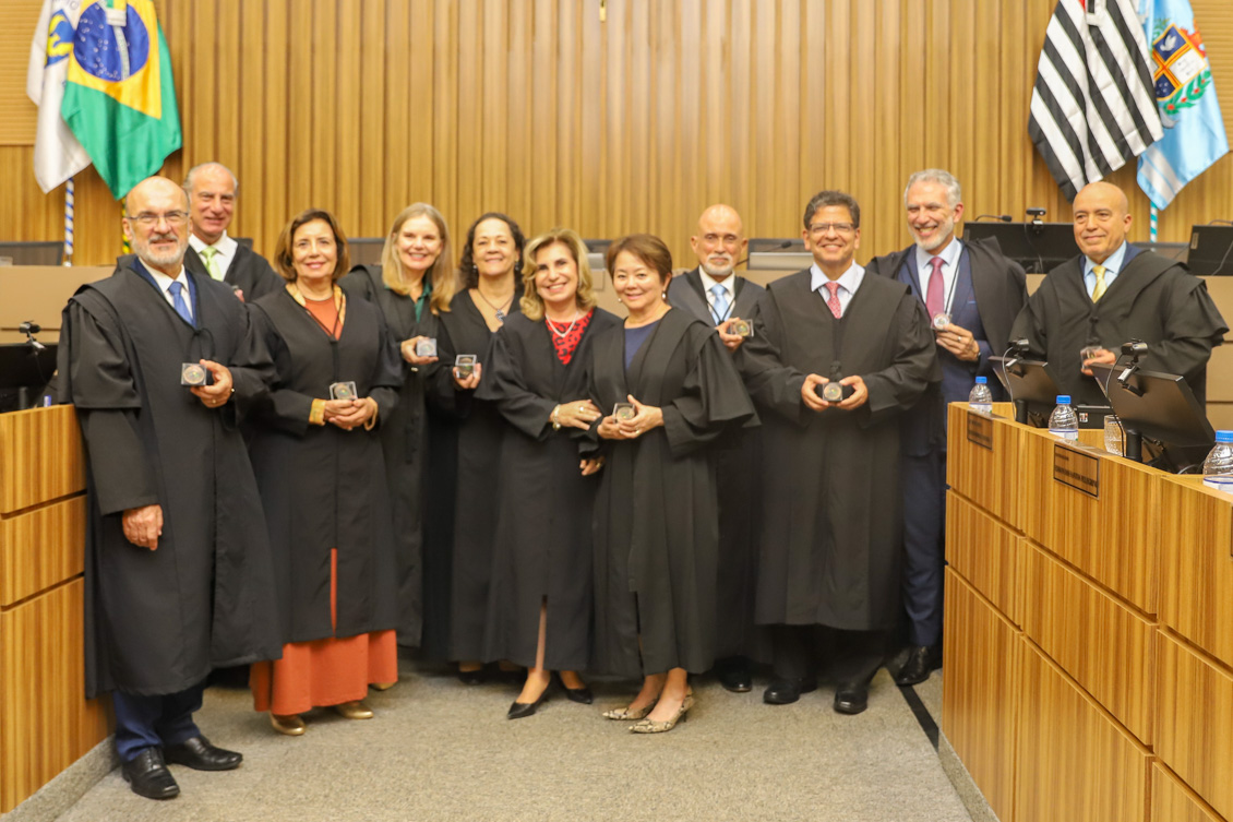 "Foto posada da Dra. Ana Paula e dos 10 desembargadores com as moedas em mãos; Todos de pé"