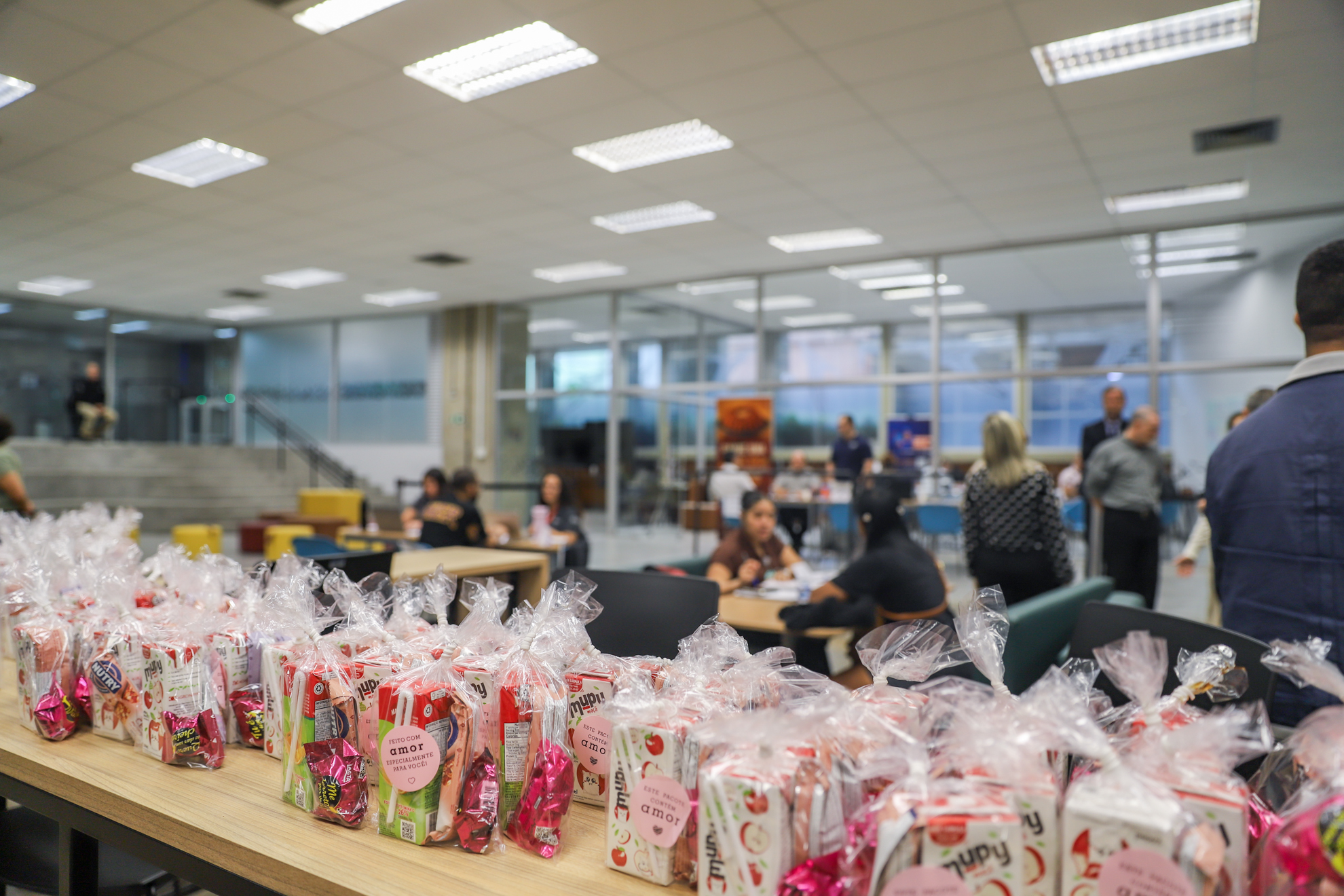 "Kits de alimentação sobre a mesa"
