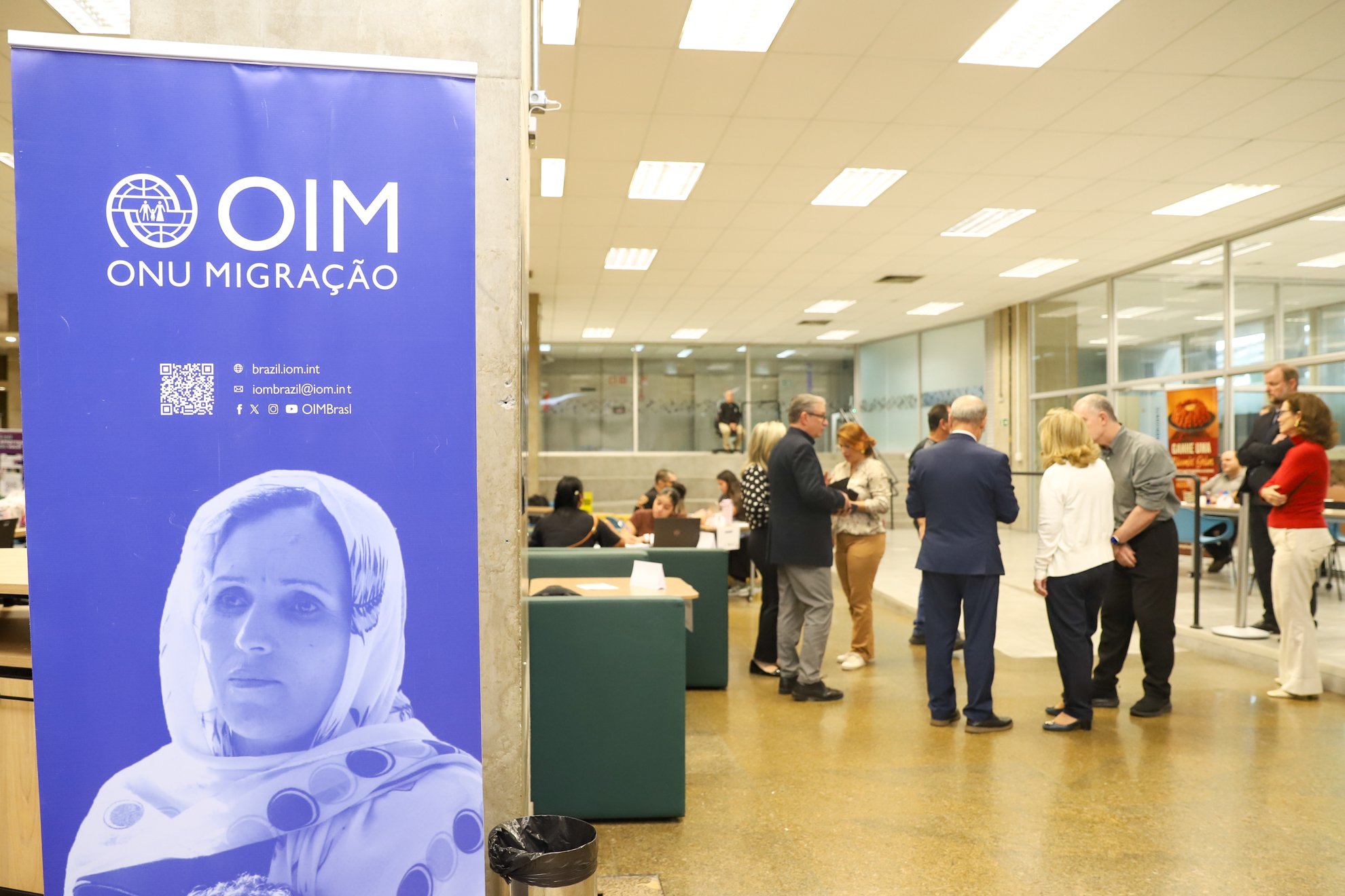 "imagem do espaço com banner da OIM"