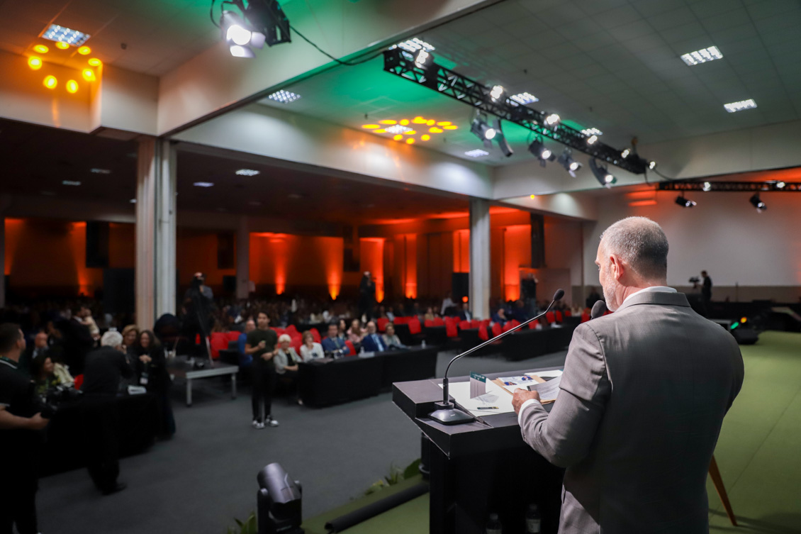 "Público acompanha o encerramento do congresso"
