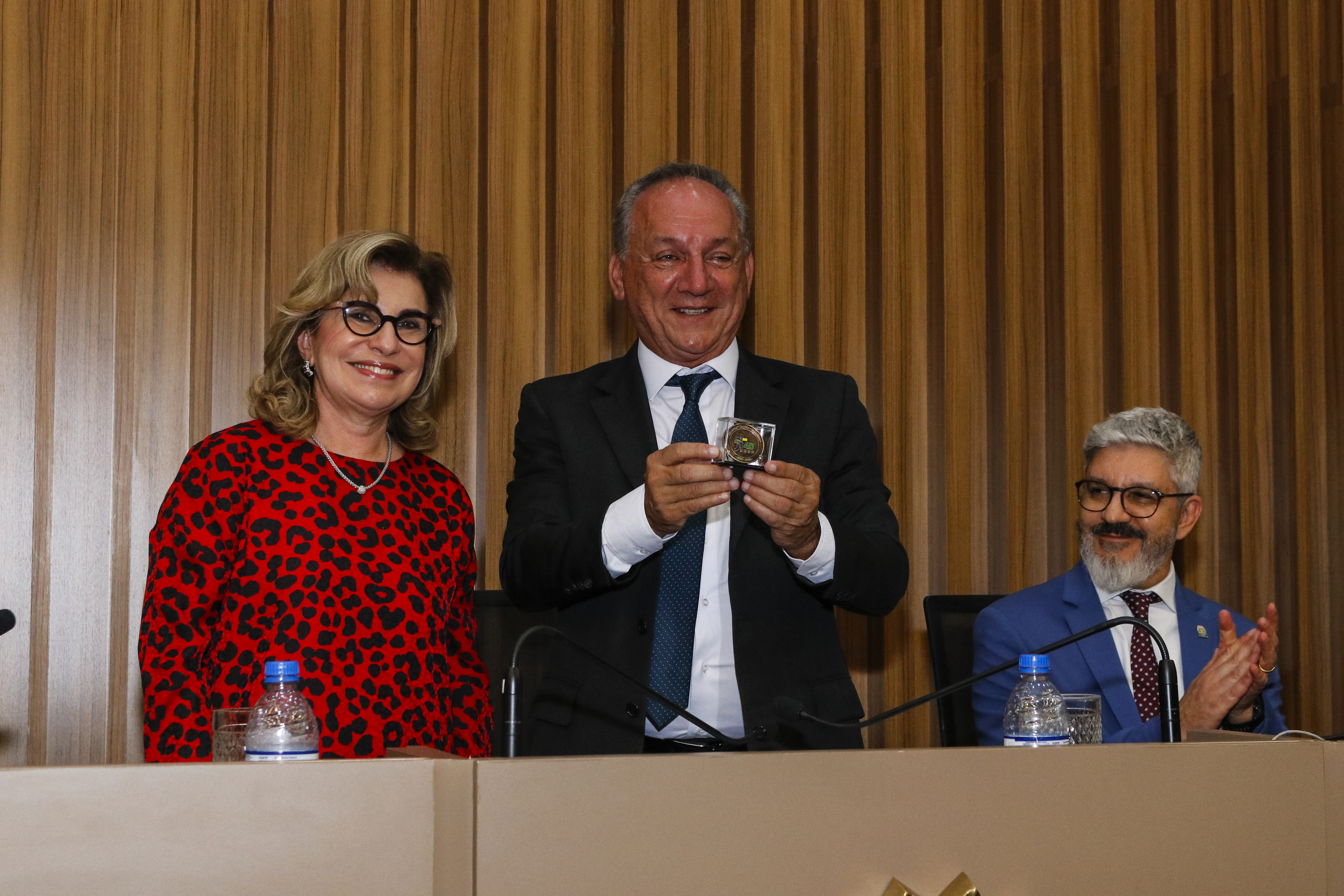 "Vereador Rossini recebe moeda dos 40 anos do TRT-15 da Dra. Ana Paula na mesa alta e também de Peter Panutto"