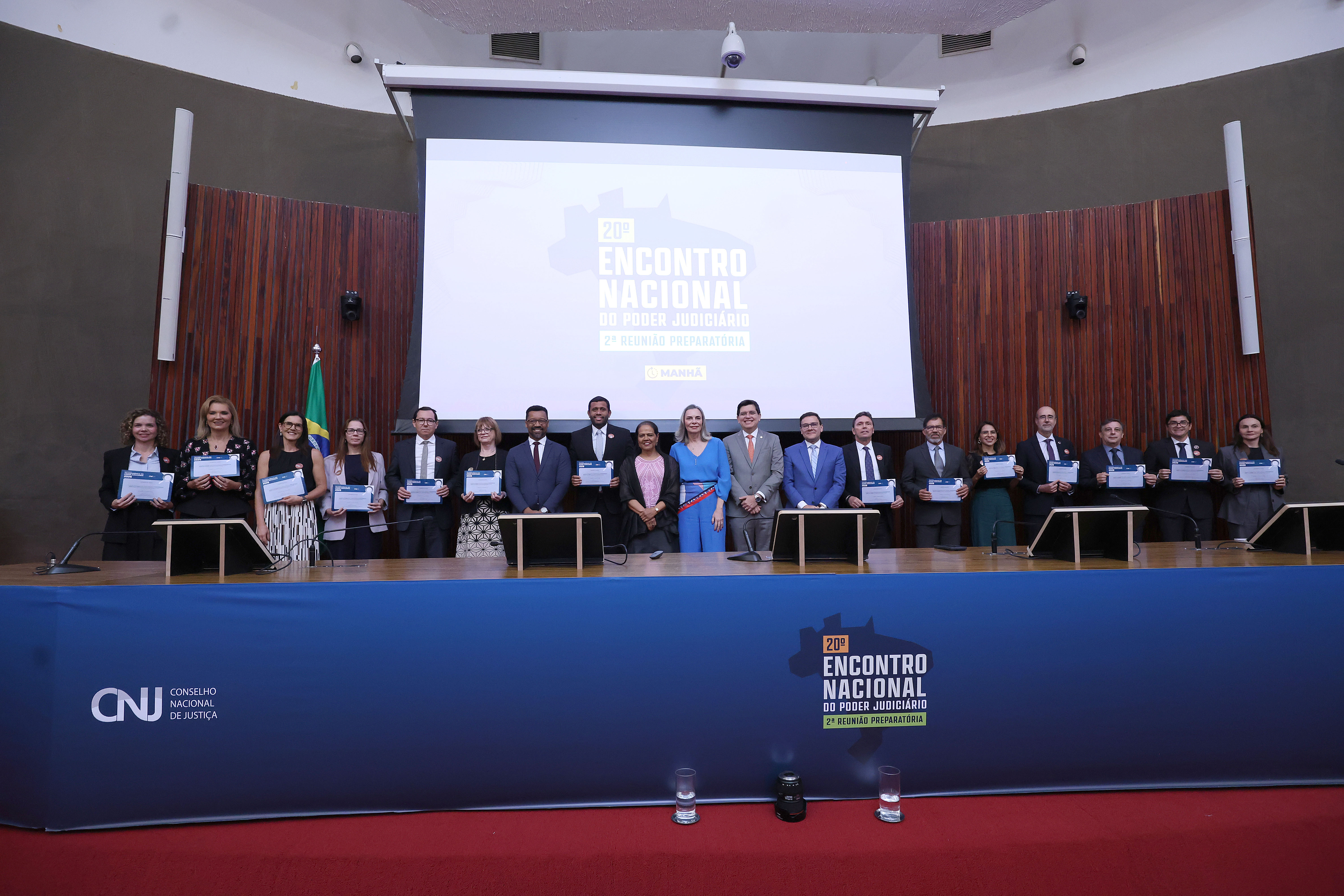 "Representantes da JT com o diploma, entre elas, a desembargadora Andrea Guelfi"