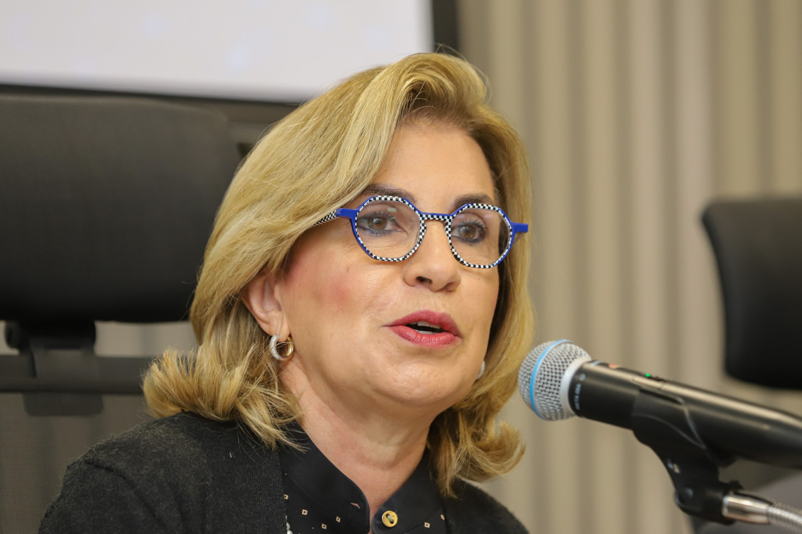 "A presidente Ana Paula fala ao microfone"