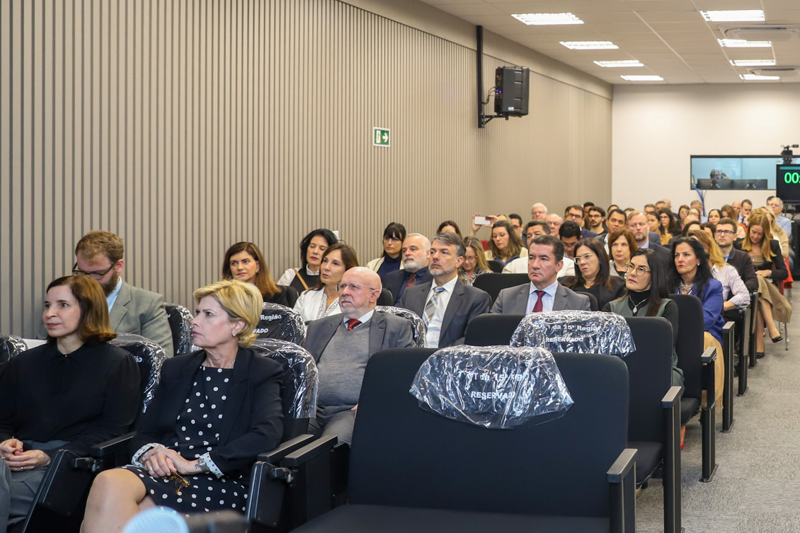 "Auditório da EJud lotado de autoridades acompanhando o evento"
