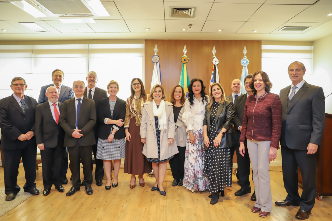 "Desembargadores posam para a foto"