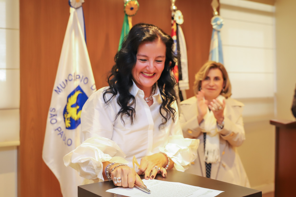 "A juíza Juliana acaba de assinar o documento de posse"