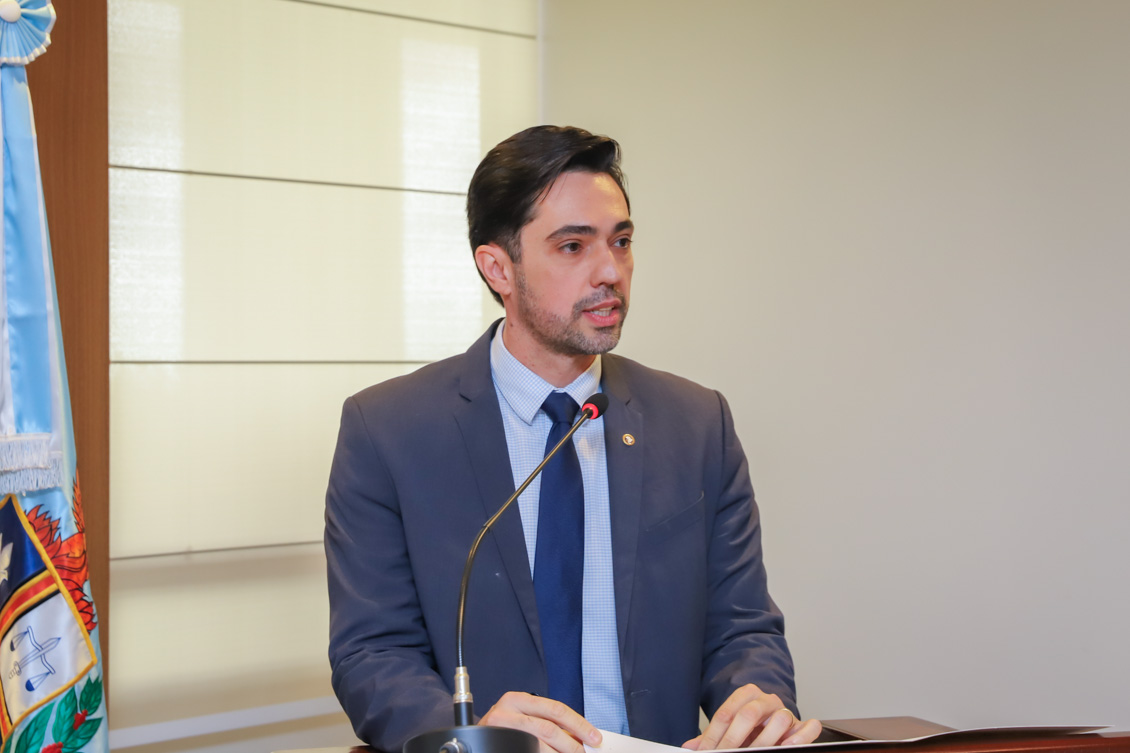"O juiz Francisco fala ao microfone no púlpito"