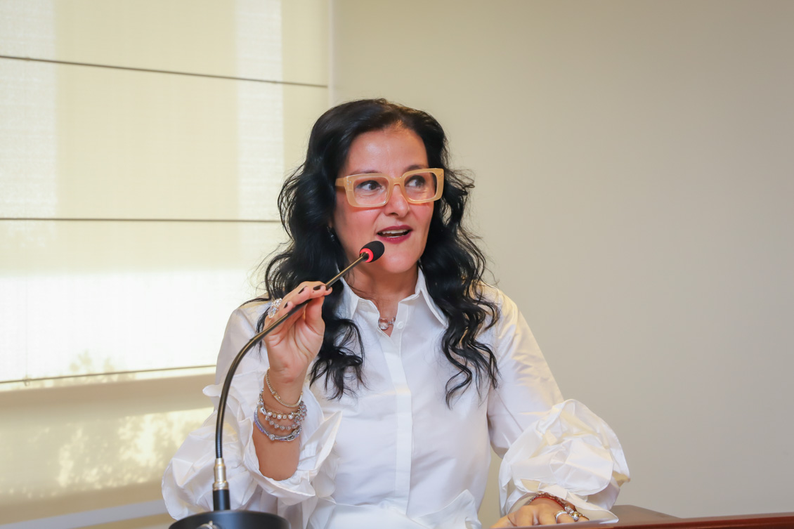 "A desembargadora Juliana fala ao microfone"
