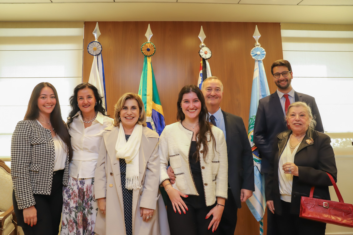 "Familiares da desembargadora Juliana e ela posam para foto"