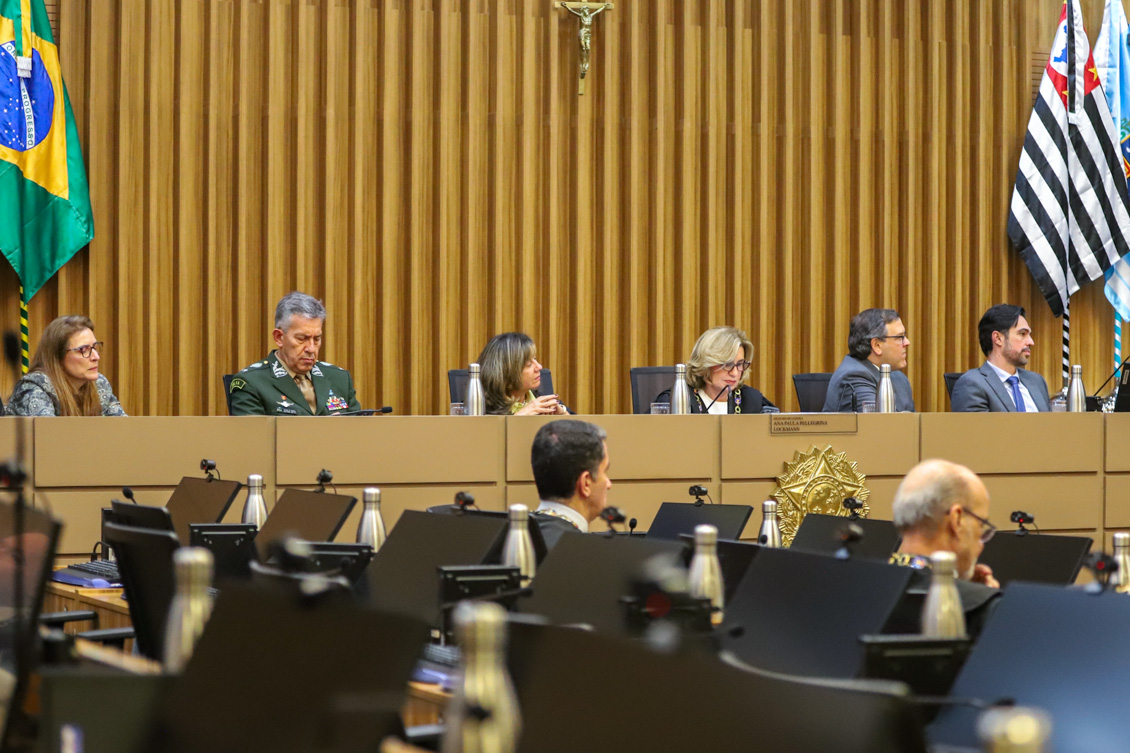"Foto lateral da mesa alta de seus componentes"