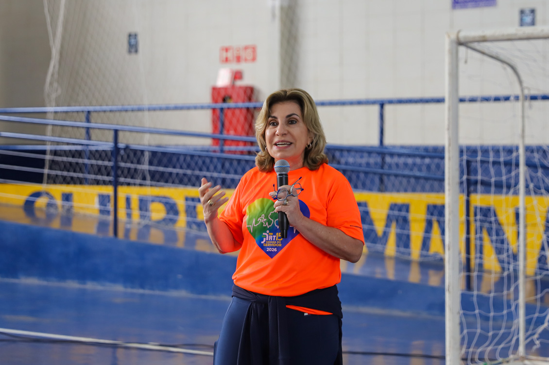 "Dra. Ana Paula fala ao microfone"