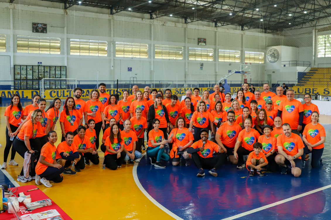 "foto posada de todos os participantes com a Dra. Ana Paula na quadra poliesportiva"