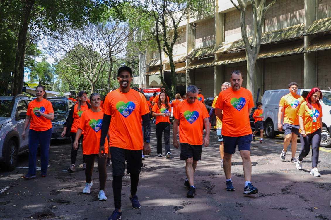 "Servidores caminham pelo clube Cultura Artística"