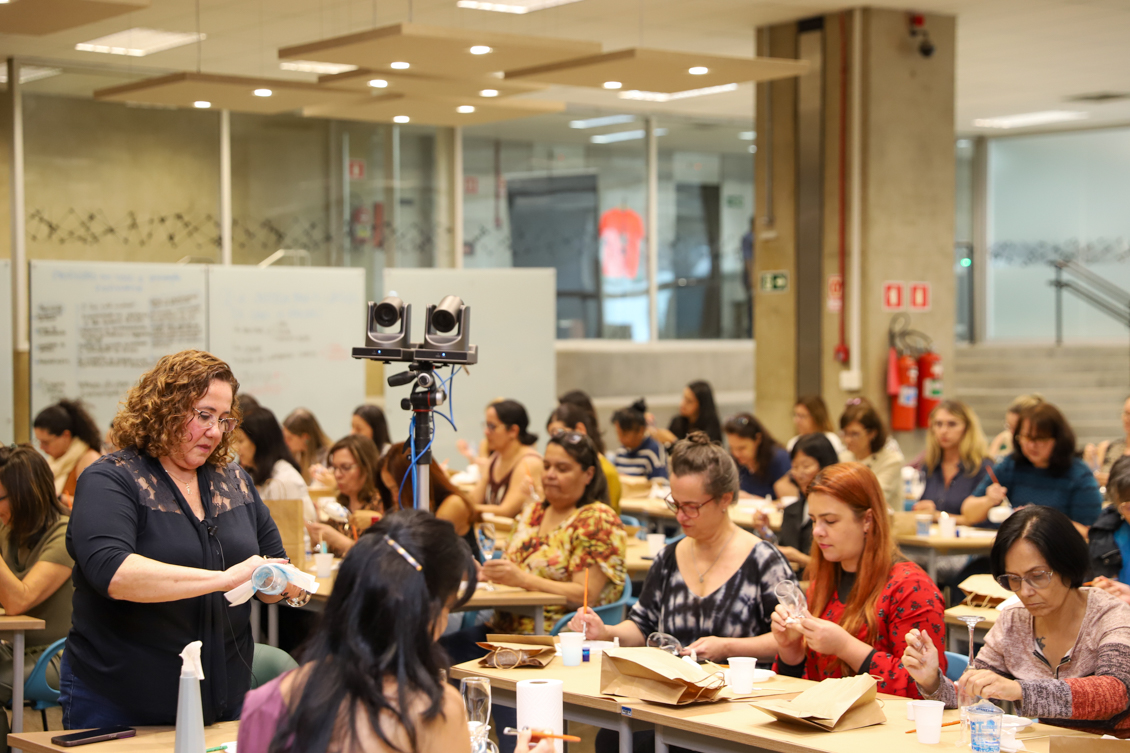 "Servidores participam de oficina de arteterapia"