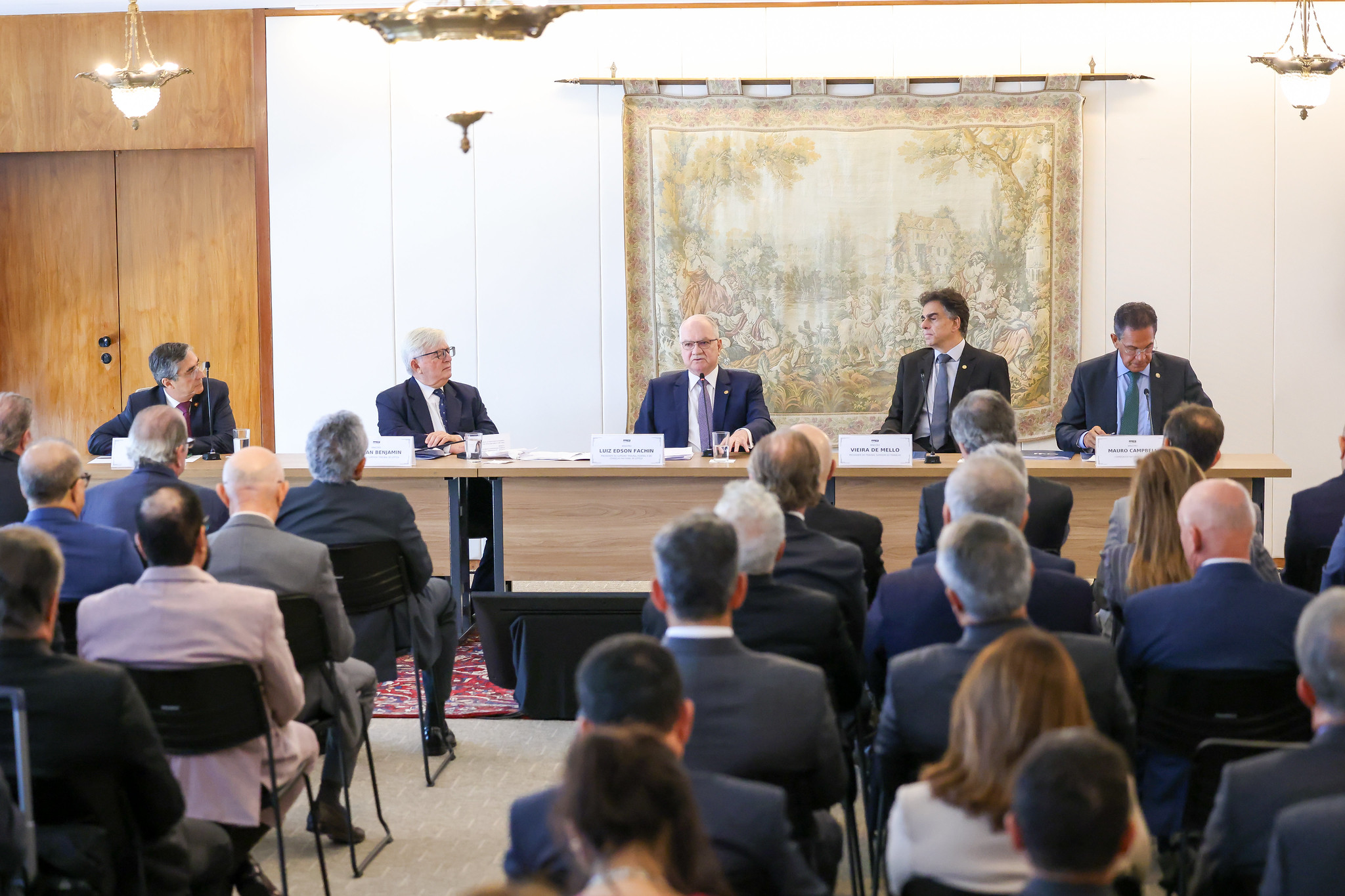"Presidentes dos órgãos superiores estão sentados à mesa de trabalhos, com o ministro Fachin falando ao microfone"