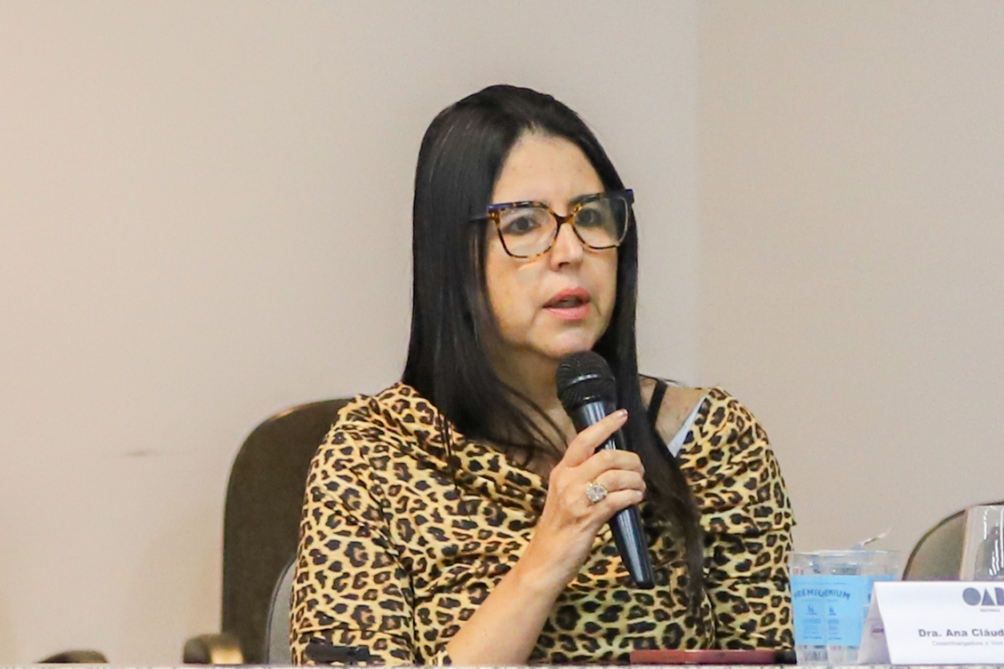 "desembargadora Ana Cláudia Vianna falando ao microfone"