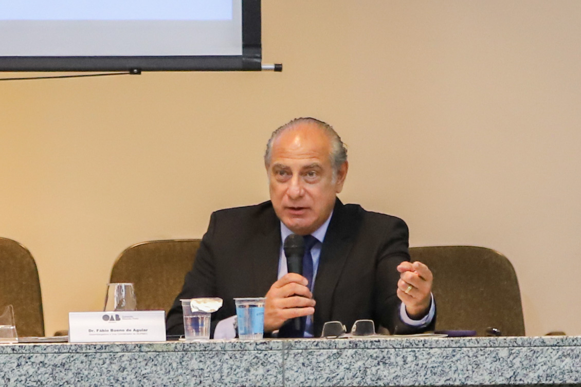 " desembargador Fábio Bueno de Aguiar falando ao microfone"