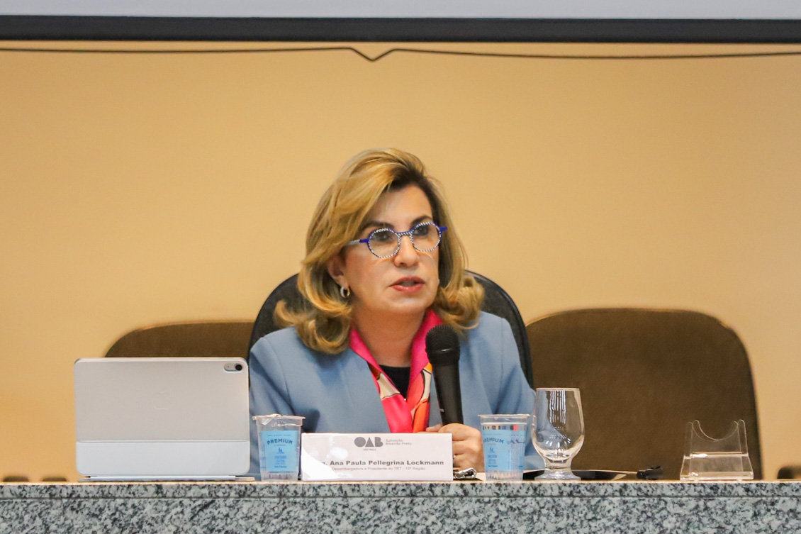 "desembargadora Ana Paula Lockmann sentada,  falando ao microfone"