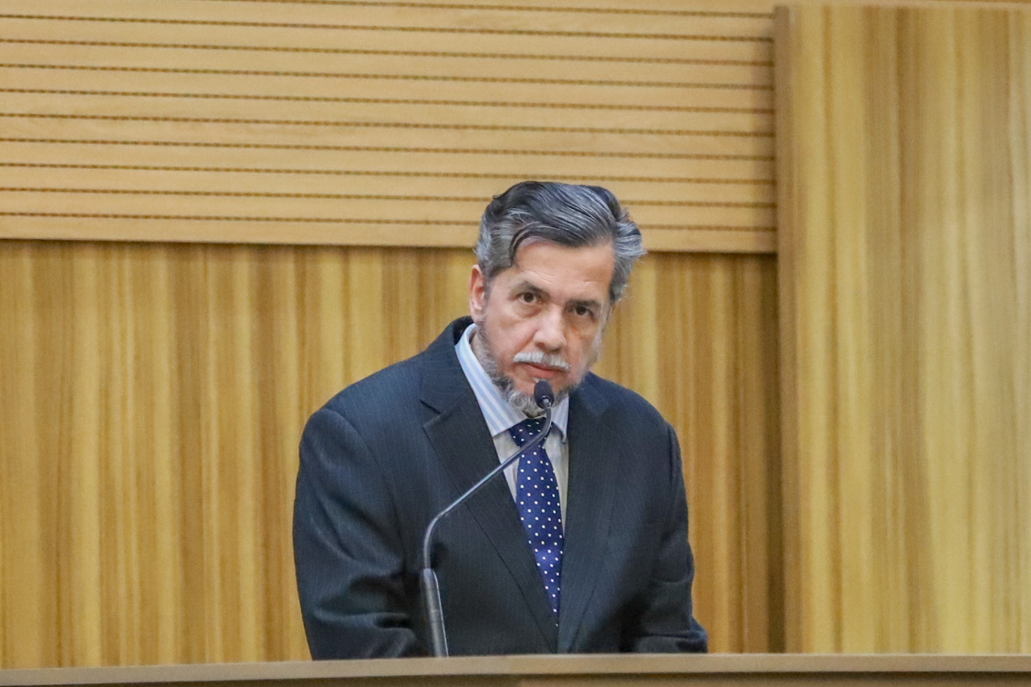"servidor João Henrique de Sá Santana fala ao microfone no púlpito"
