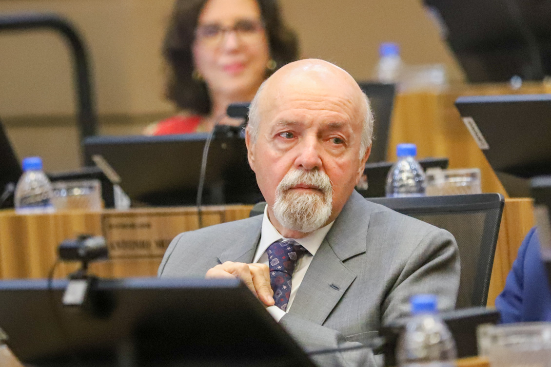"Dr. Gerson Pistori sentado no plenário"