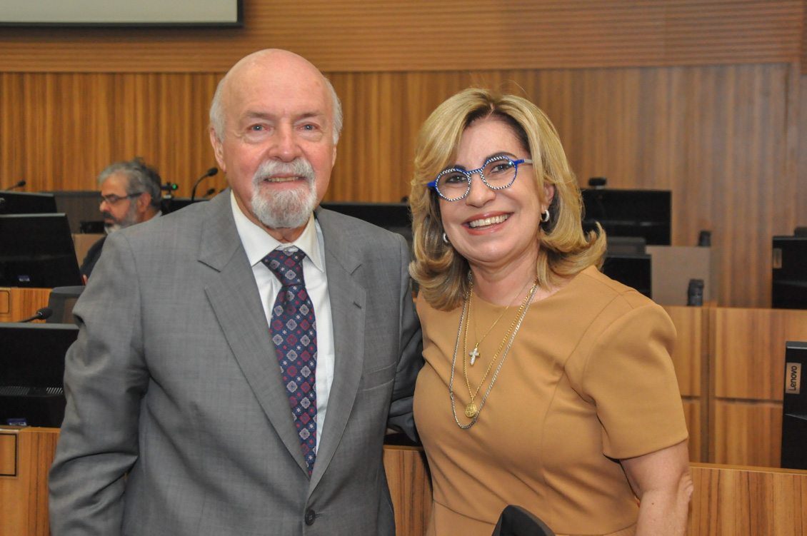 "presidente da Corte, desembargadora Ana Paula Pellegrina Lockmann posa ao lado do Dr. Gerson Pistori"
