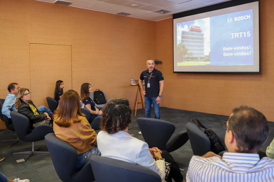 "gerente jurídico da Bosch em Campinas, Fernando Jacobs em pé, falando para o grupo de magistrados do TRT-15"