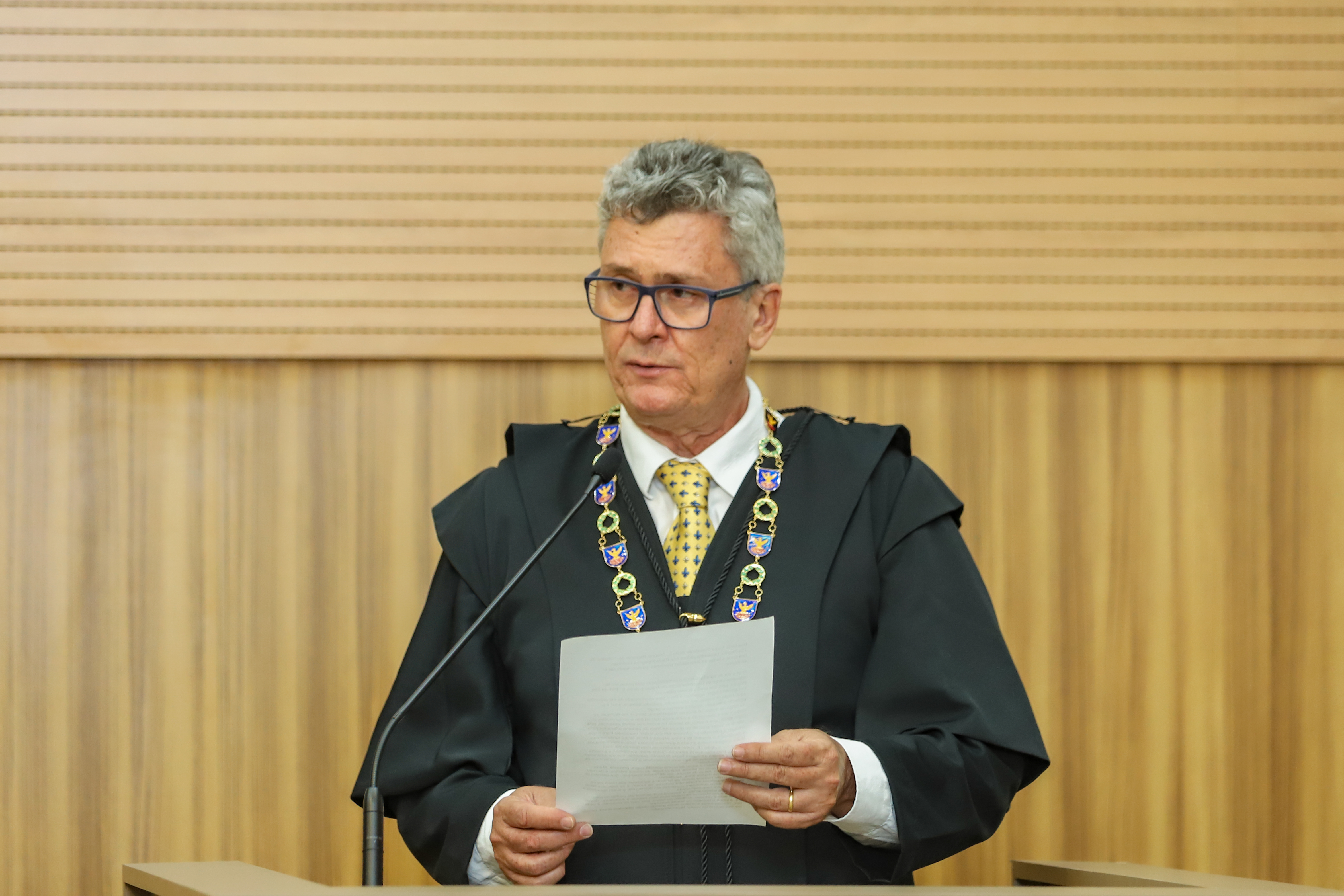 "Desembargador André Rizzardo fala ao microfone"