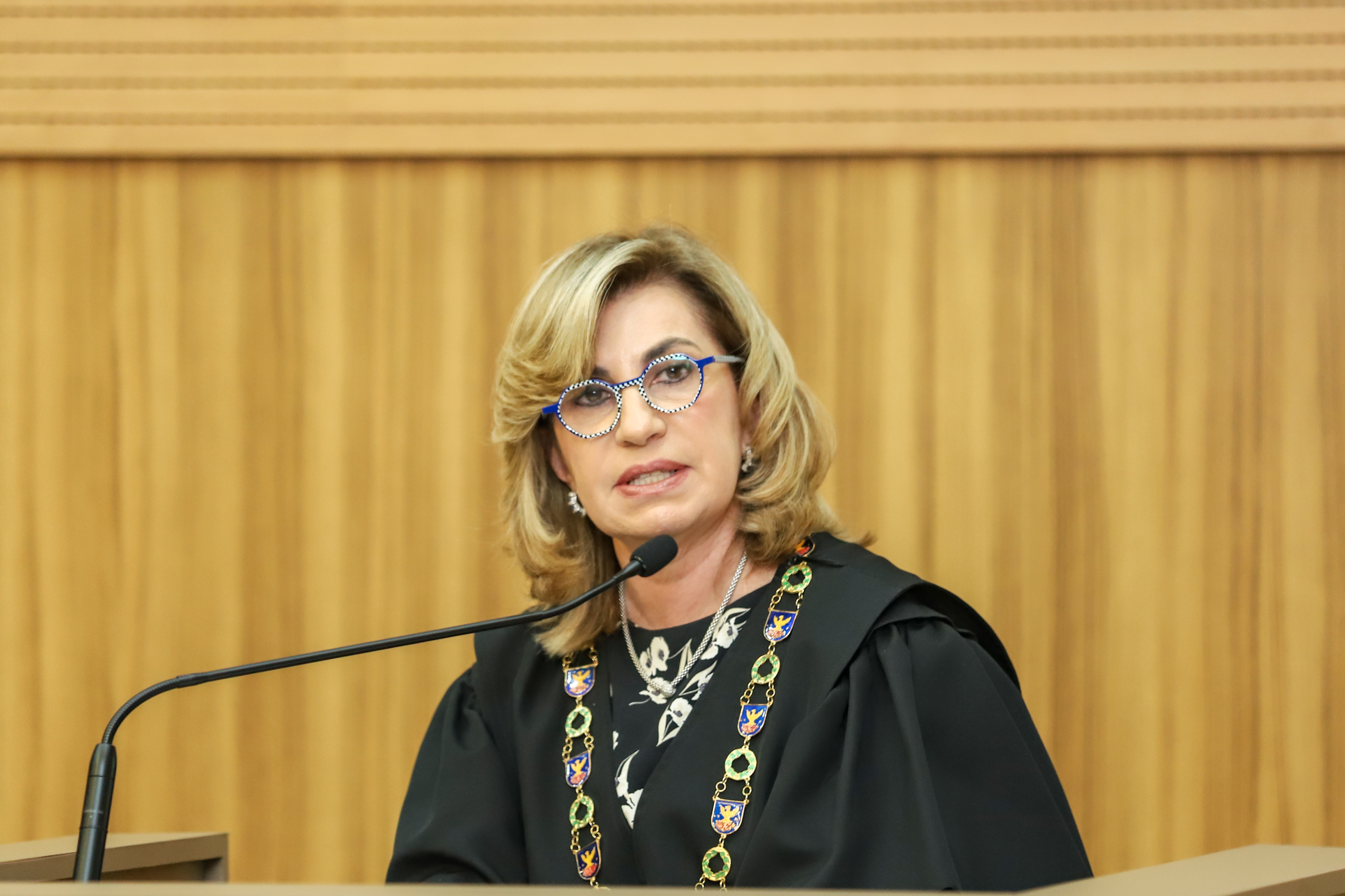 "A presidente do TRT-15, Ana Paula Lockmann fala ao microfone"