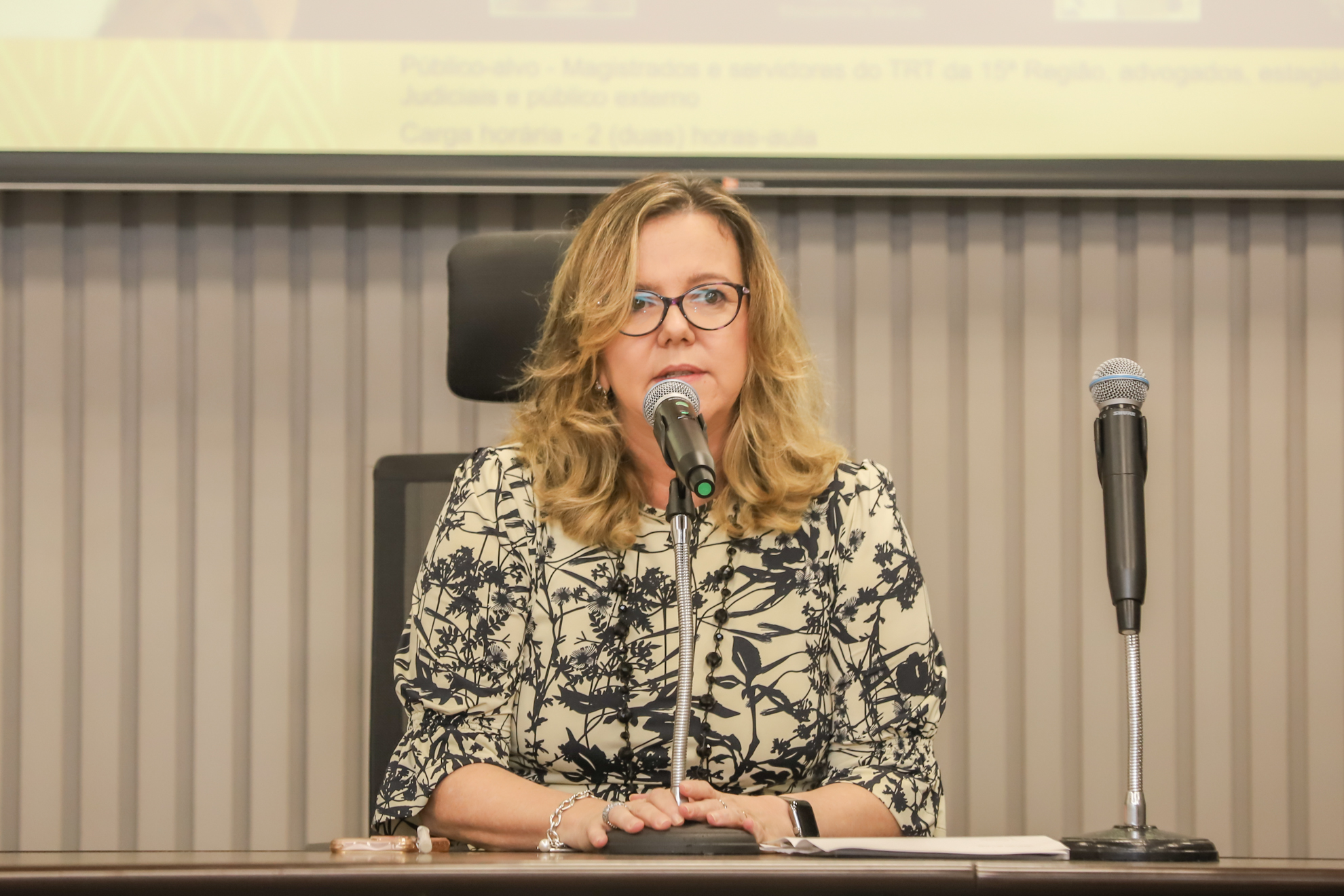 "desembargadora Eleonora Bordini Coca fala ao microfone"
