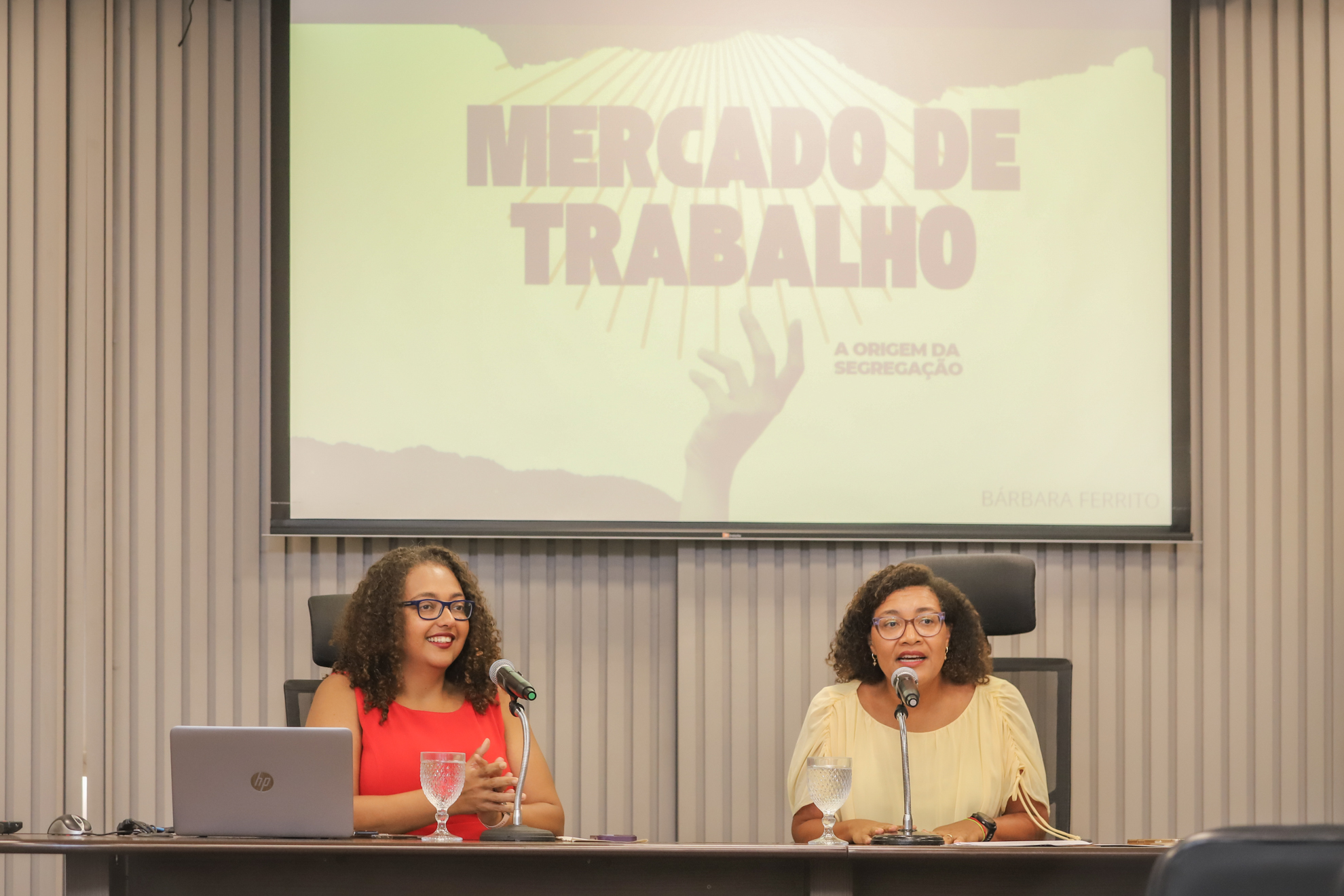 "as juízas Polyanna Sampaio Candido da Silva Santos e Bárbara de Moraes Ferrito falam ao microfone"