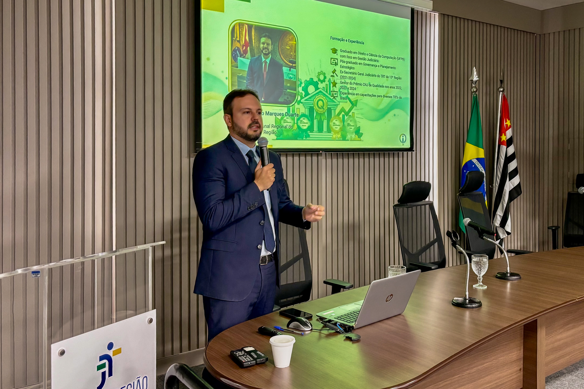 "o palestrante Renan Cartaxo Duarte fala ao microfone"