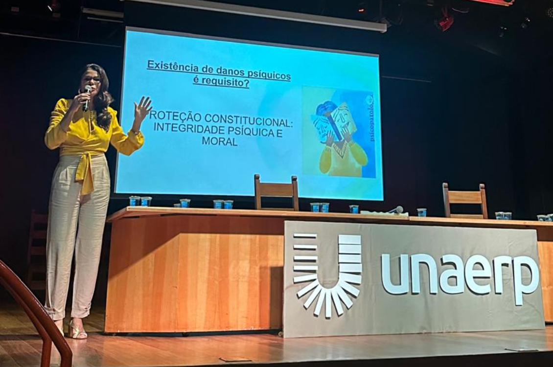 Dra. Amanda em pé falando ao microfone