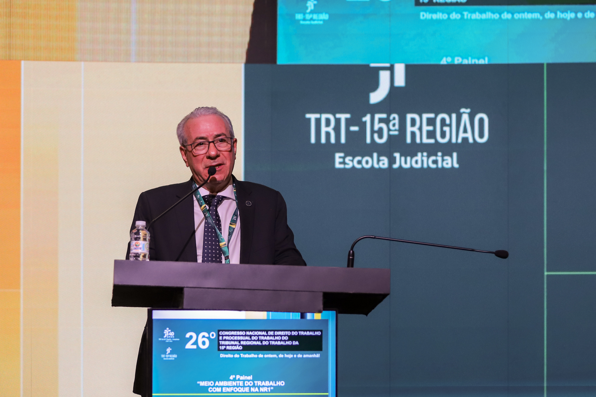 O presidente do TRT da 3ª Região, desembargador Sebastião Geraldo de Oliveira, fala ao púlpito