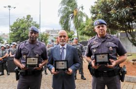 Presidente Samuel e mais dois homenageados com seus respectivos prêmios nas mãos
