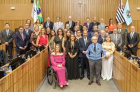 Componentes da mesa de abertura e homenageados posam para foto