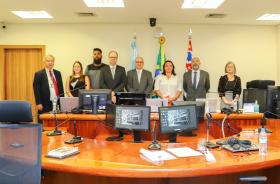 foto posada dos participantes da audiência na sala de dissídios coletivos com o Dr. Canicoba ao centro