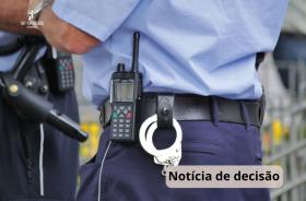 Imagem mostra radiocomunicador e algemas na cintura de dois guardas de azul
