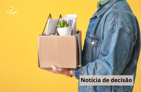 imagem de fundo amarelo que trata um homem de camisa jeans, segurando uma caixa de papelão com itens de escritório