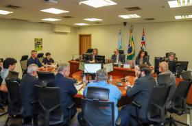 Dr. Canicoba preside a audiência na SDC com os representantes das partes e a juíza auxiliar, Dra. Ana Claudia