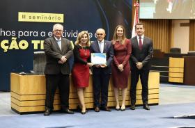 foto posada da Dra. Ana com os ministros, segurando o certificado. Também estão na foto Dr. Renan e mais uma mulher. Todos de pé.