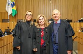 Dra. Rita, Dra. Ana Paula e Dra. Laraia posam para foto no plenário