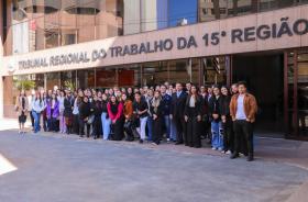 Estudantes posam na frente do edifício-sede do TRT-15.