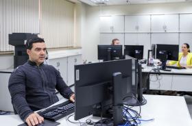 imagem dos servidores da ouvidoria em seus computadores